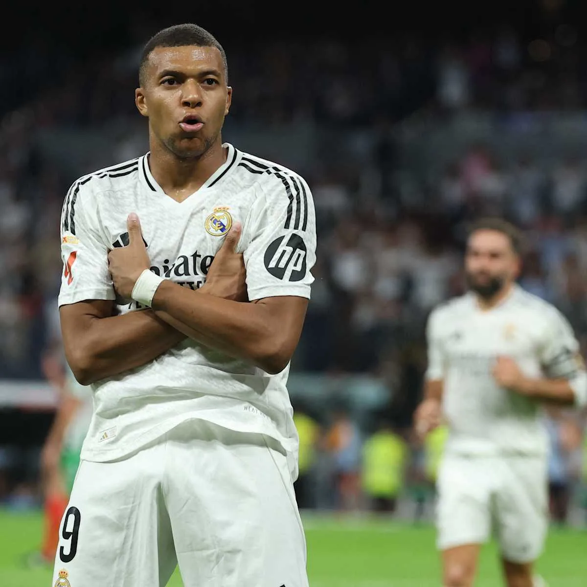 球员庆祝进球的激情时刻